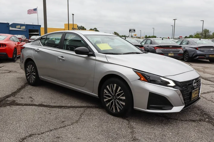 $22787 : 2025 Altima SV AWD image 3