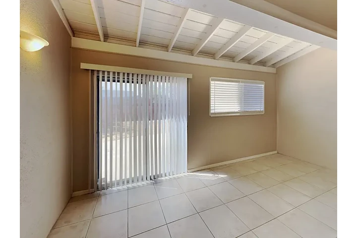 $1750 : Lovely Home Ready image 5