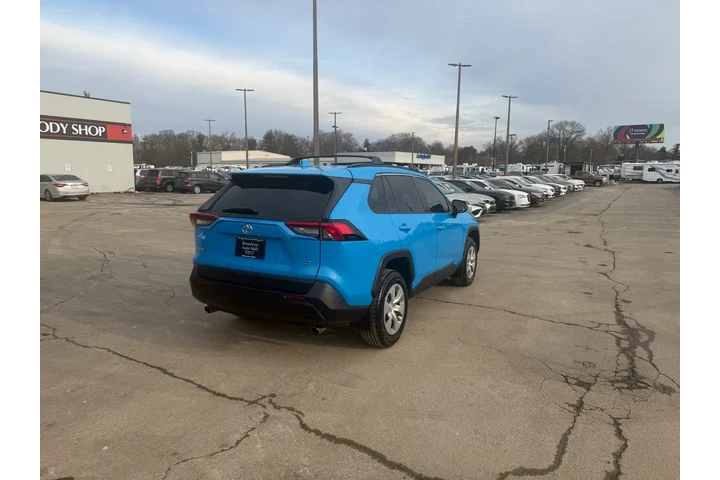 $15980 : 2019 RAV4 LE FWD (Natl) image 2