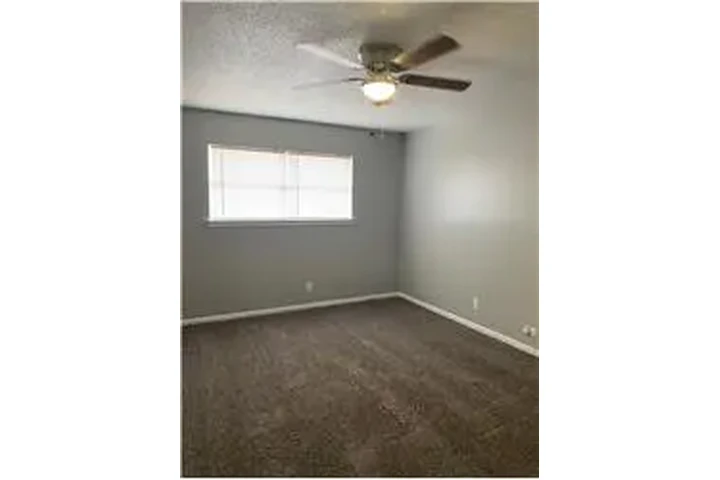 $860 : Rental property with 2 bedro image 5