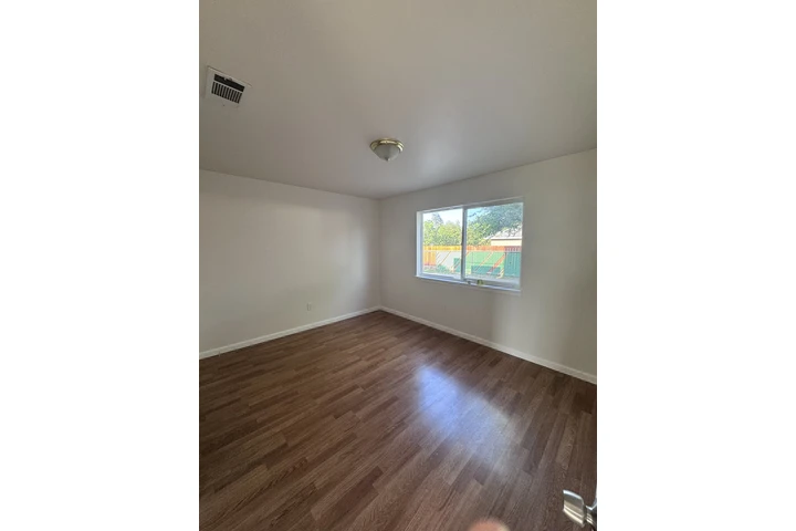 $2150 : Triplex Casa #2 image 3