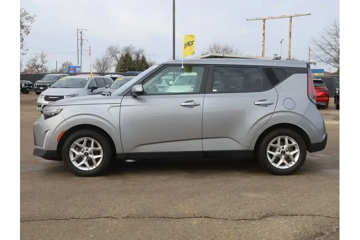 $15977 : Kia Soul 2023 LX 4dr Crossov image 6