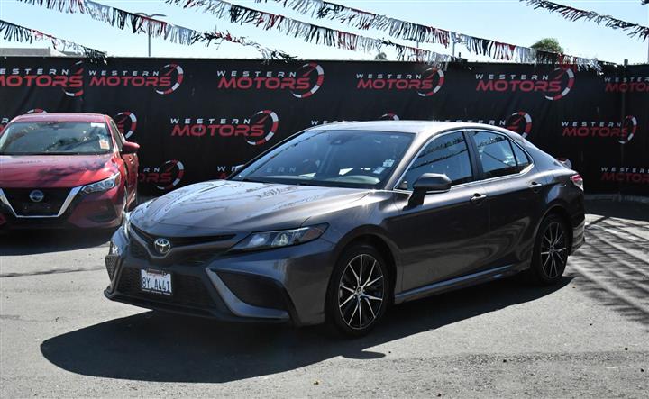 $23966 : Camry SE Sedan 4D image 3