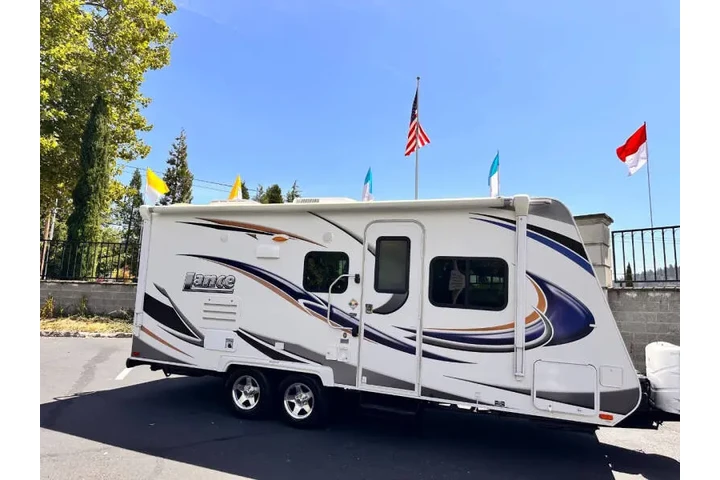 $18995 : 2013 Lance 1985 model 23 ft image 4