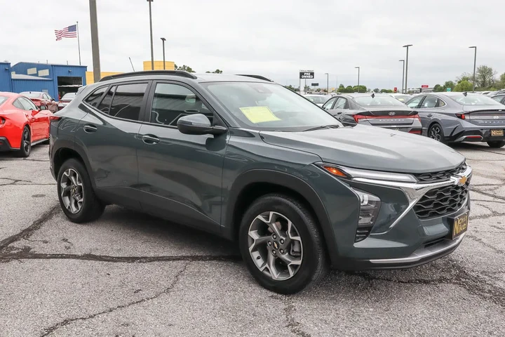 $22387 : 2025 Trax FWD 4dr LT image 3