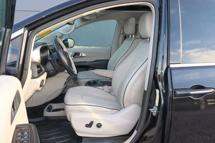 $15649 : 2018 Pacifica Hybrid Limited image 7