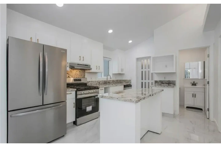 $2490 : 3 Bedroom Home Available in LA image 4