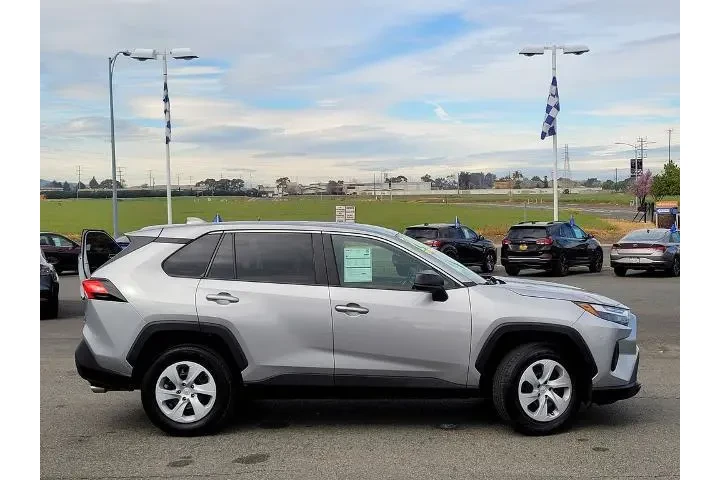 $27900 : Toyota RAV4 2024 AWD LE 4dr image 3