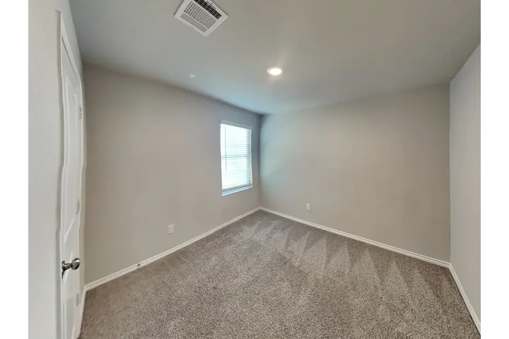 $972 : Comfortable Apartment image 7