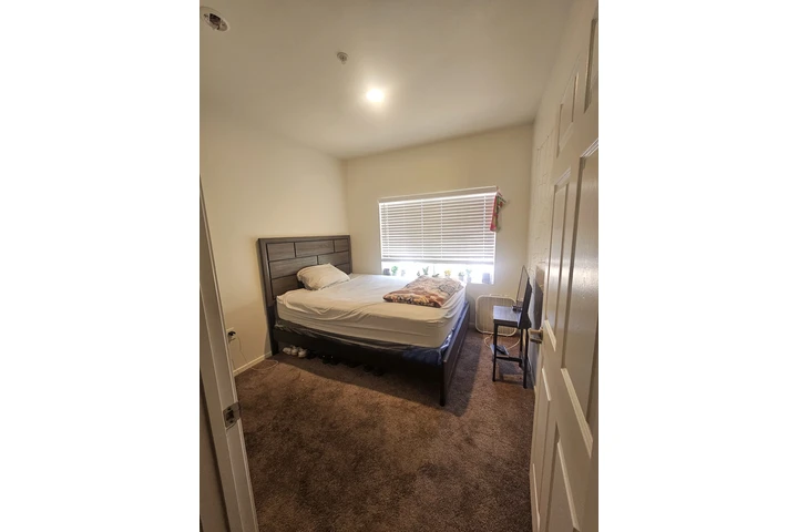 $700 : Rento Habitacion en South Gate image 1