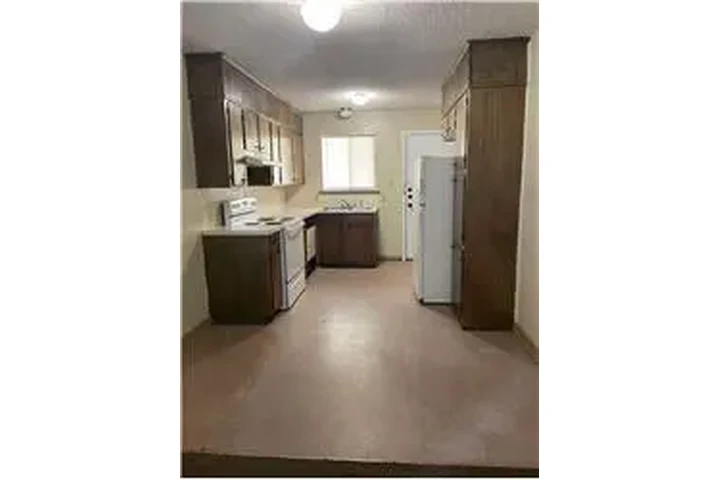 $825 : Rental property with 2 bedro image 4