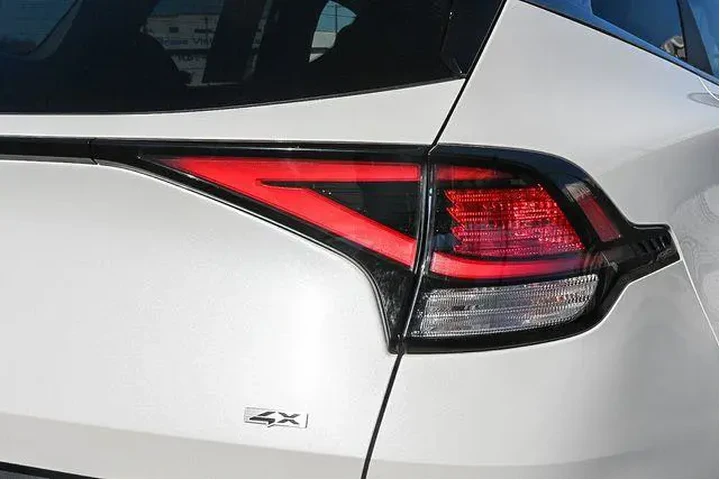 $23488 : Kia Sportage 2024 AWD LX 4dr image 9