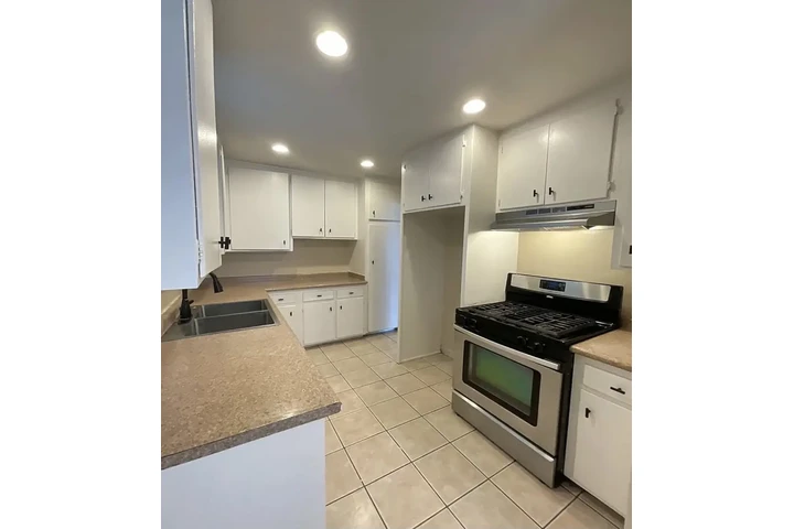 $950 : 3 dormitorios y 2.5 baños. Exc image 1