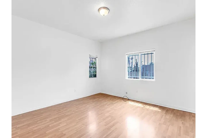 $1195 : Spacious 3bd 1ba @ LA image 6