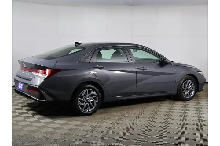 $19199 : Hyundai ELANTRA Hybrid 2025 image 9