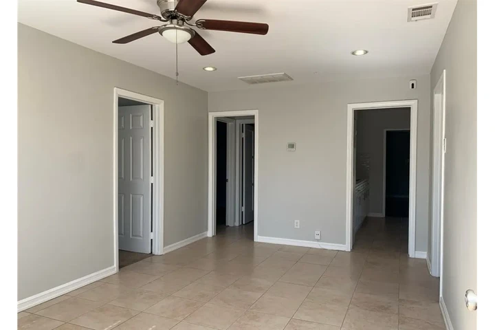 $2400 : Beautiful 3Bedroom House in LA image 3
