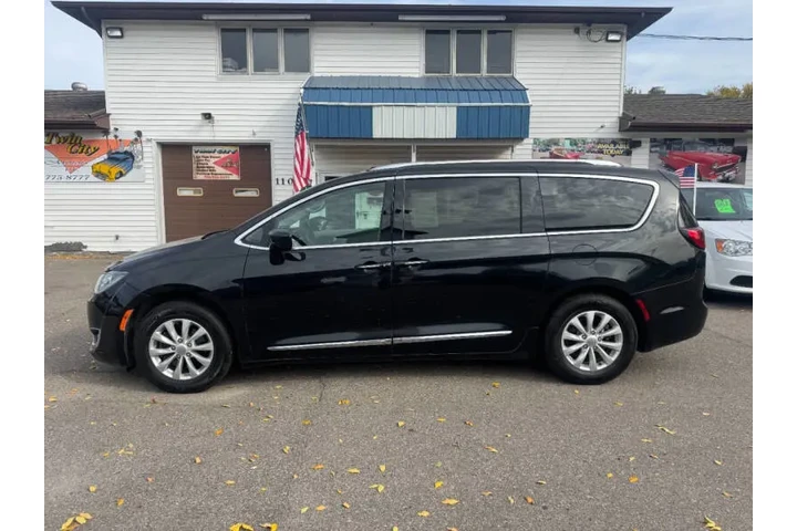 $9990 : 2019 Pacifica Touring L image 1