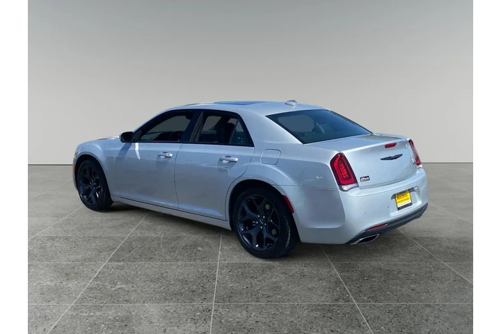 $33089 : Chrysler 300 2023 S V6 4dr S image 3