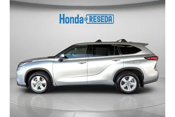 $29898 : Toyota Highlander 2022 LE 4d image 8