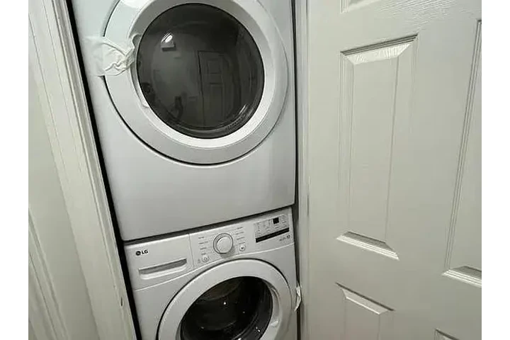 $1300 : Modern 2BR Apartment image 4
