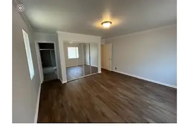 $4295 : RENTO CASA- Cerca de Vermont image 8