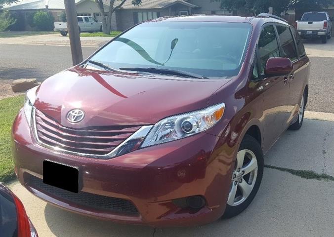 $10300 : 2015 Toyota Sienna LE image 1