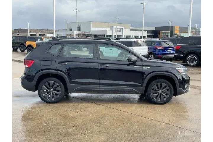 $17406 : Volkswagen Taos 2024 S 4dr S image 2