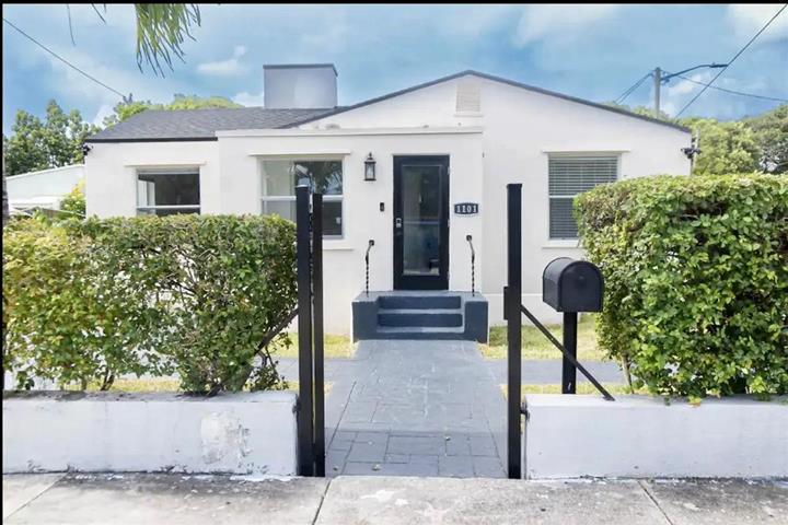 $1500 : Centrally Located Miami Home!! image 2