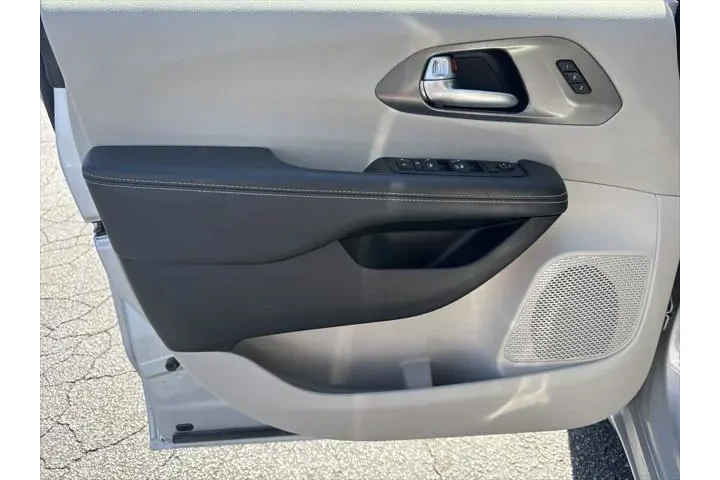 $24892 : Chrysler Pacifica 2024 Touri image 10