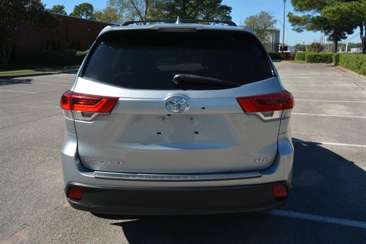 2017 Highlander XLE image 8