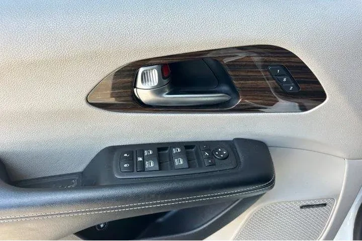 $20995 : Chrysler Pacifica Hybrid 202 image 10