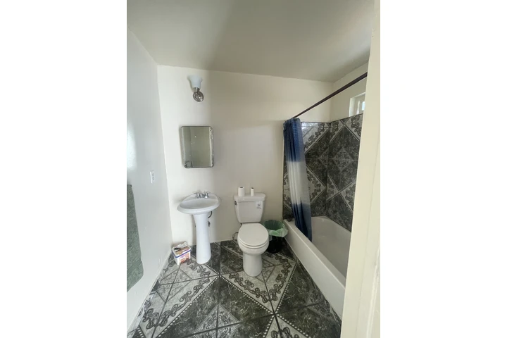 $1300 : BELL GARDENS. image 3