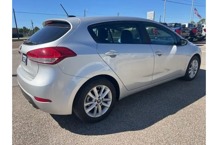 $11995 : Kia Forte5 2017 LX 4dr Hatch image 5