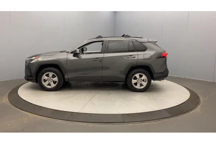 $28495 : Toyota RAV4 2023 AWD XLE 4dr image 2