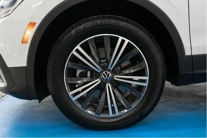 $23590 : Volkswagen Tiguan 2024 Wolfs image 2