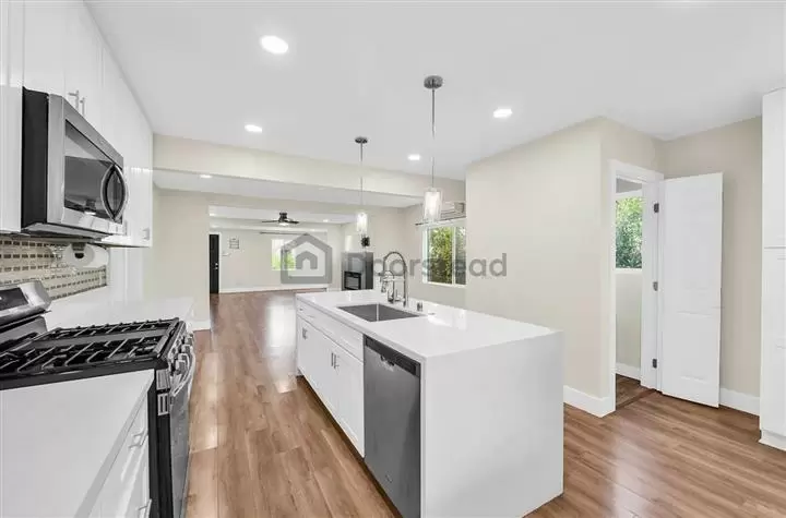 $2300 : 3bed 2bath beautiful home image 9