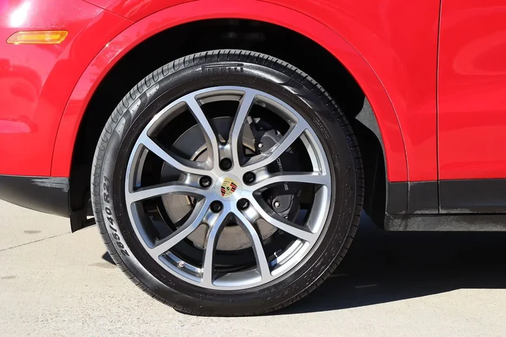 $51998 : 2023 Cayenne image 1