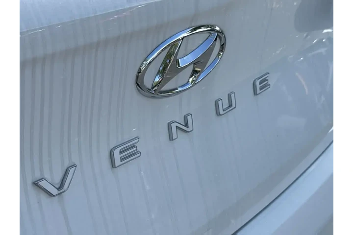 $17354 : Hyundai VENUE 2025 SEL 4dr C image 9