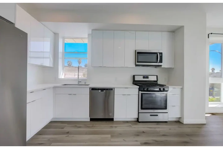 $2100 : 2 bed Apartment for rent in LA image 3