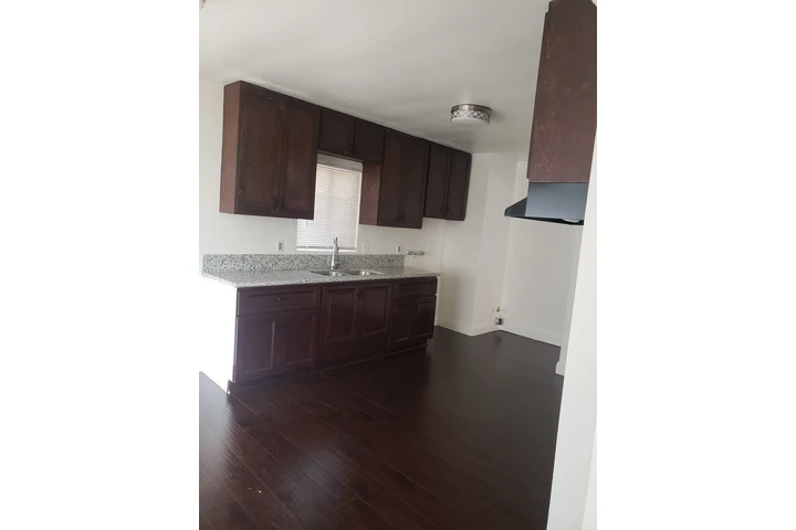 $2495 : Bell - Casa de 2-Recamara image 1