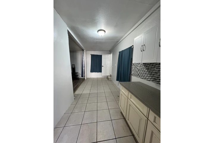 $1400 : Studio image 7