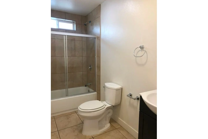 $1900 : 2Bedroom 1Bath Apartment in LA image 7