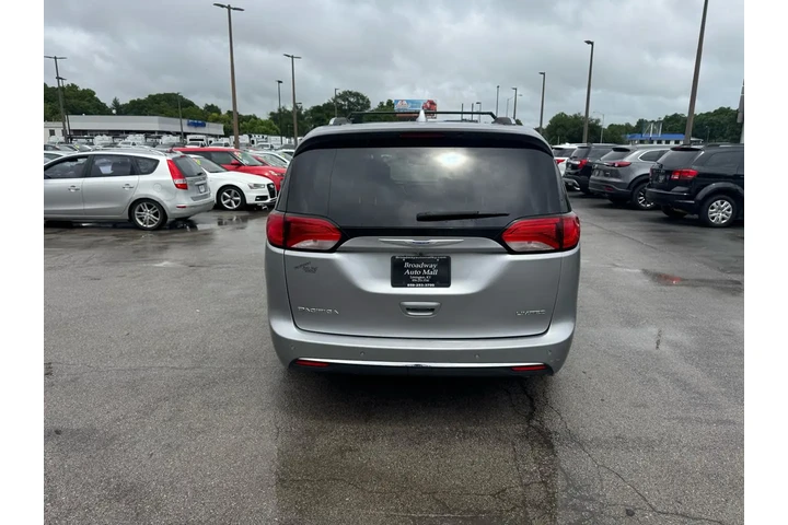 $9980 : 2018 Pacifica Limited FWD image 3