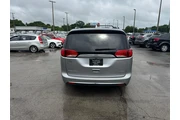 $9980 : 2018 Pacifica Limited FWD thumbnail