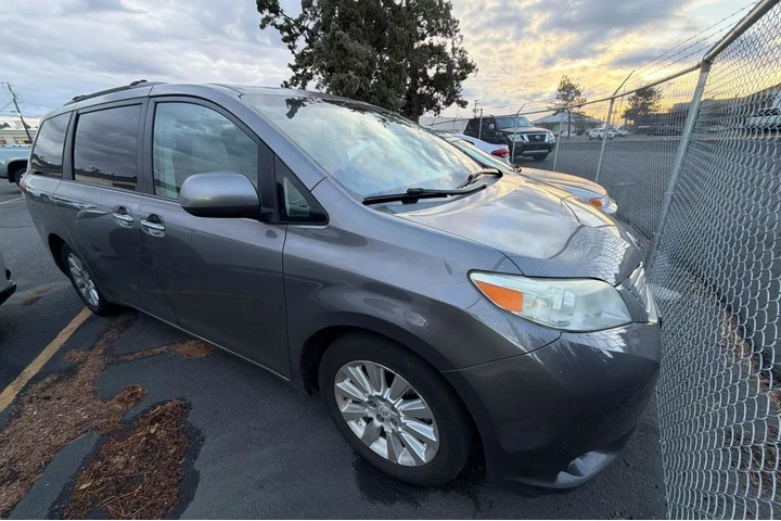 $12947 : Toyota Sienna 2011 AWD XLE 7 image 2