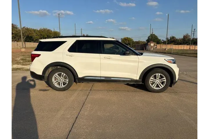 $27987 : Ford Explorer 2022 XLT 4dr S image 2