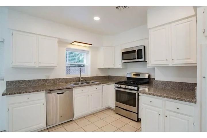 $2000 : 2 Bedroom House in Los Angeles image 5