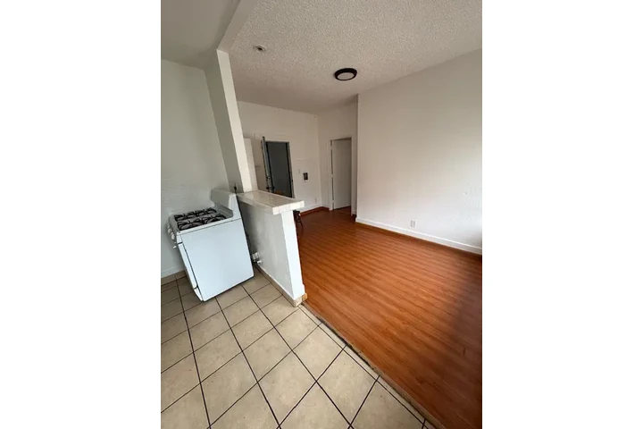 $1000 : Se renta single image 2