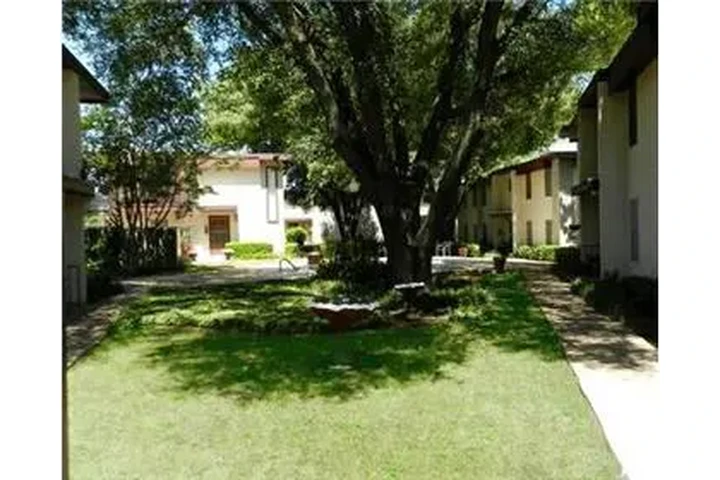 $795 : Rental property with 1 bedro image 3