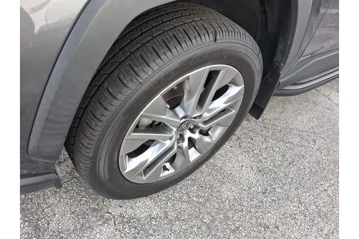 $29990 : Toyota RAV4 2023 XLE Premium image 4